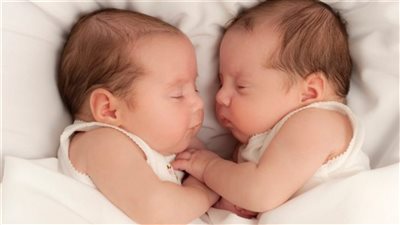 تفسير حلم ولادة توأم بنات وعلاقته بانتهاء مشاكل قديمة