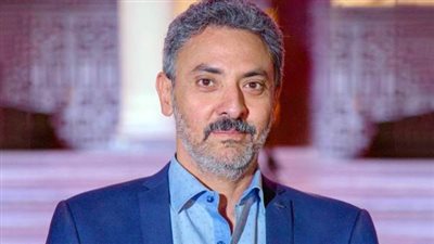 فتحي عبد الوهاب يحتفل بزفاف شقيقته بسيارة مكشوفة (فيديو)