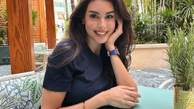 ياسمين صبري تتدلل على الشاطئ وتحت الأمطار بأنوثة مثيرة