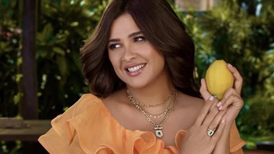 ياسمين عبد العزيز بأنوثة طاغية خلال ترويجها لبراند عالمي