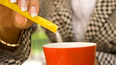 بعد الكشف عن إحتوائه على مواد مسرطنة.. ما هو «بديل السكر» أو الأسبارتام؟