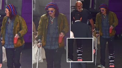 جوني ديب يرتدي حذاءً طبيًا ويمشي بعكاز بأحدث ظهور في مانشستر