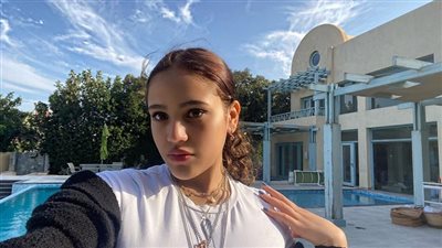 جنا عمرو دياب بين أحضان حبيبها مجددًا.. وتواجه هجومًا (صور)