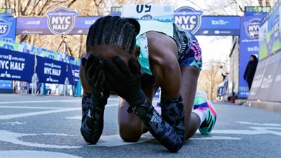 بتجري وهي سرحانة| موقف طريف يكلف عداءة لقب السباق