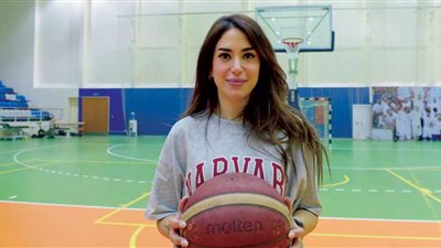 فاطمة رياض أول بحرينية تدرب فريق كرة سلة للرجال