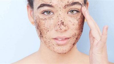  5 مقشرات طبيعية للحصول على بشرة ناعمة وجذابة