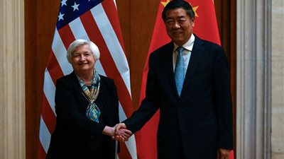 وزيرة أمريكية تركع لمسؤول صيني في سقطة دبلوماسية تشعل الجدل (فيديو)
