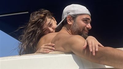 أحضان رومانسية في احتفال نسليهان أتاغول وقادير دوغلو بعيد زواجهما السابع (صور)