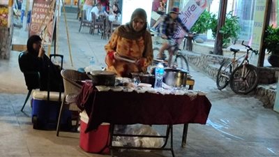 «محشي أم منة» سيدة مصرية تشتهر بين السائحين بإبداعها في الأكل البيتي