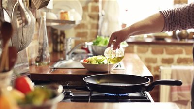  نصائح ذهبية لربات البيوت للقضاء على الدهون أثناء طهي الطعام (انفوجراف)