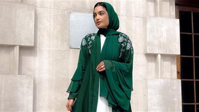 تفسير حلم لبس العباءة الخضراء وعلاقتها بمكسب كبير بانتظارك