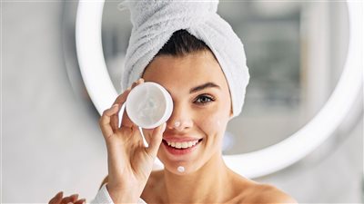 5 نصائح للعناية بالبشرة لو فرحك في الصيف