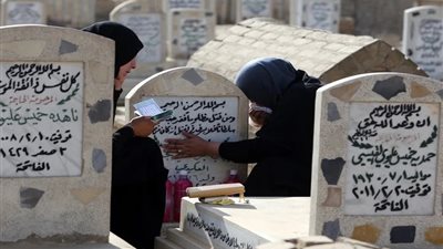 «قوالب ثلج» فوق قبور الموتى تشعل الجدل والغضب في العراق (صور)