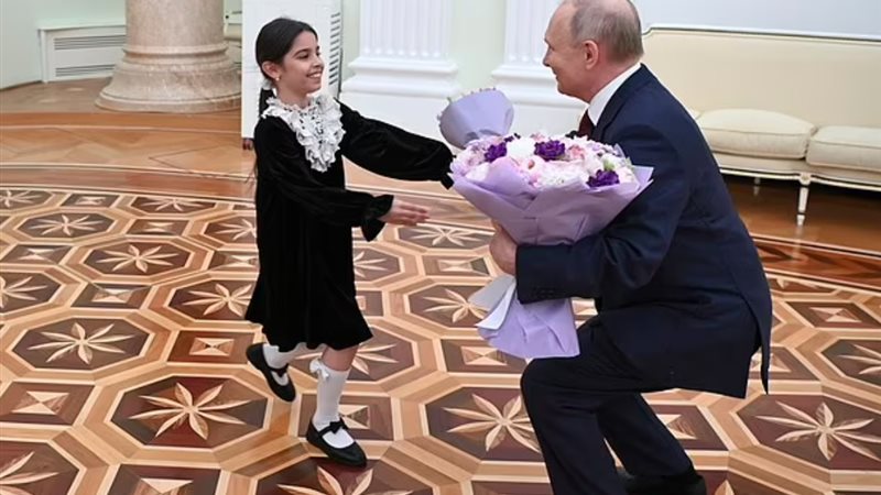 بوتين يستقبل طفلة