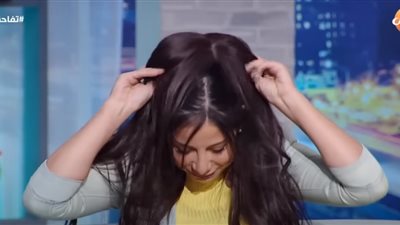 فنانة شهيرة تخلع الباروكة على الهواء بسبب طلب غريب من المذيعة (فيديو)