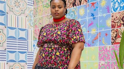 موضة صيف 2023 لصاحبات الجسم الكيرفي «الفساتين المشجرة تكسب»