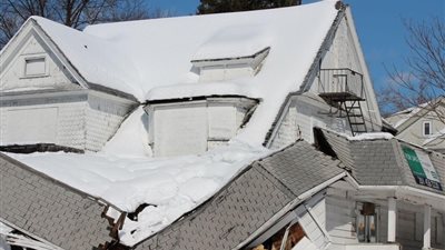 أم تنقذ أطفالها الأربعة قبل انهيار منزلهم بلحظة واحدة (فيديو)