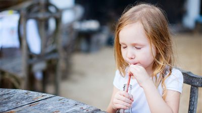 طبيب يحذر من تناول الأطفال للمشروبات الغازية: تصيبهم بالسمنة وهشاشة العظام