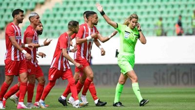 بشرى كربوبي شرطية مغربية ومُحكمة تخطف الأضواء في كأس العالم للسيدات 2023 (فيديو)