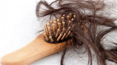 تفسير حلم سقوط الشعر في المنام بشرة خير في هذه الحالة