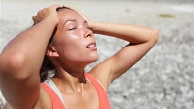 كيف نعرف أعراض ضربة الشمس ومتى نذهب للطبيب؟ (انفوجراف)