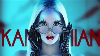 كيم كارداشيان تثير الرعب في قلوب الجماهير بالشعر الأبيض والقفازات السوداء