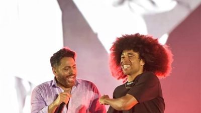 تامر حسني يرقص مع البلوجر نويل روبنسون على المسرح (فيديو)