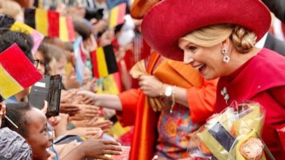 تعلمي طريقة تنسيق ملابسك باللون الأحمر على طريقة الملكات (صور)