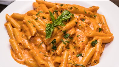 طريقة عمل بينك باستا بالدجاج بخطوات سريعة وتكلفة أقل