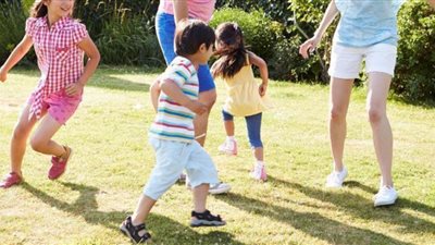 كيف تقيمي علاقة جيدة مع أبنائك؟ «اتعشوا برة»