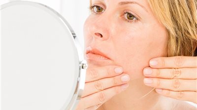 متى يكون نمو الشعر في ذقن المرأة علامة على الإصابة بمرض خطير؟