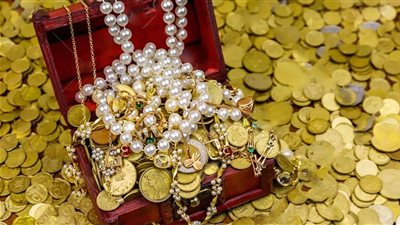 تفسير حلم العثور على كنز في المنام وتوزيعه على الناس