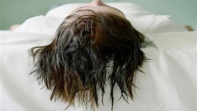 3 مخاطر للنوم بشعر مبلل «أبرزها التهيج وقشرة الرأس»