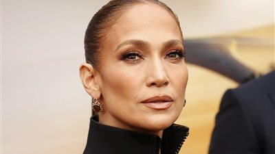 جينيفر لوبيز في عيد ميلادها الـ54 «جمال طبيعي وشباب دائم»