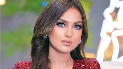 وصلة غزل ياسمين عز في تامر حسني: «بيألف أغاني وهو نايم» (فيديو)