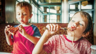 6 عبارات بسيطة تجعل طفلك يحب تناول الطعام