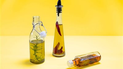 5 وصفات سحرية للقضاء على بقعة الزيت بالملابس