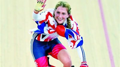 لورا كيني أنجح راكبة دراجات بالعالم تتحدى الحمل في صالة التمارين