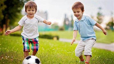 للأمهات| الرياضة المناسبة لسن طفلك (نصائح وفوائد)