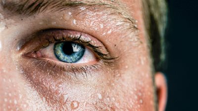 التعرق المفرط ناقوس خطر للنساء ودليل على الإصابة بأربعة أمراض 