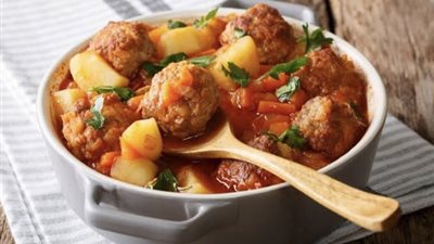 طريقة عمل كرات اللحم بالبطاطس وصلصة الطماطم بخطوات بسيطة