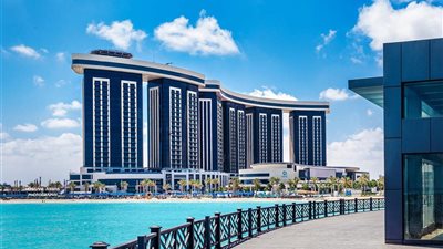 عبد الحليم حافظ وعمر الشريف يستمتعان بشواطئ العلمين الجديدة (صور)