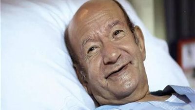 لطفي لبيب يثير قلق الجمهور بعد ظهوره في العرض الخاص لـ«مرعي البريمو» (صور)