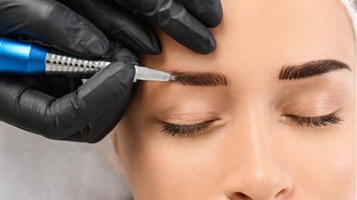 هل يجوز للمرأة عمل المايكروبليدنج؟ الإفتاء تُجيب