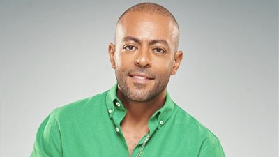 شبيه تامر عاشور يخطف الأضواء منه في حفله بالعلمين الجديدة (صور)