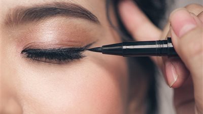 تفسير حلم وضع الأيلاينر في المنام للبنت العزباء والمرأة المتزوجة