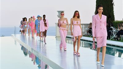 عروض الأزياء العالمية تكشف عن موضة ملابس ما قبل خريف 2023 (صور)