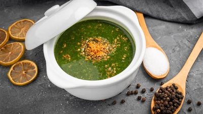 4 حلول سحرية للتخلص من بقعة الملوخية العنيدة