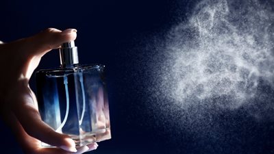 تفسير حلم إهداء الميت زجاجة طيب في المنام