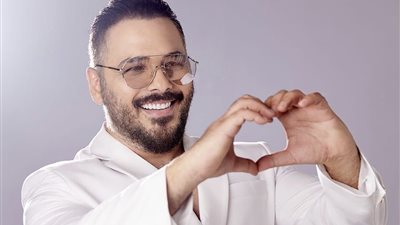 زوجة رامي عياش تخطف الأضواء في كليبه الجديد «لمة الحبايب» (فيديو)